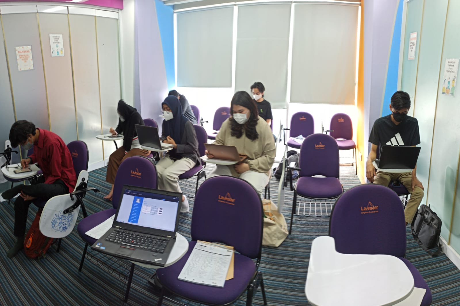 Suasana belajar di BEST - siswa belajar menggunakan laptop di ruang kelas modern ber-AC