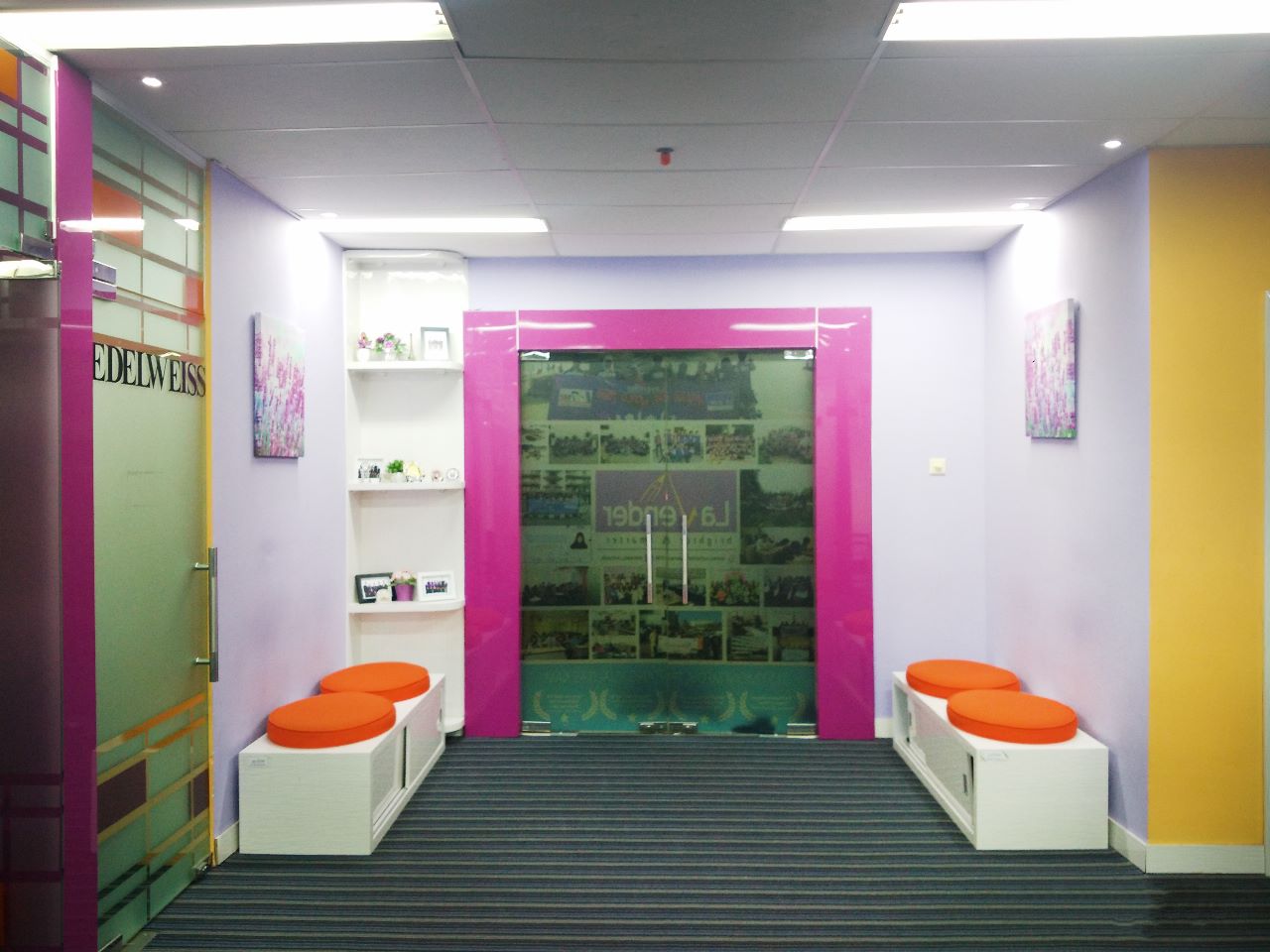 Lobby dan ruang tunggu BEST yang nyaman dan modern