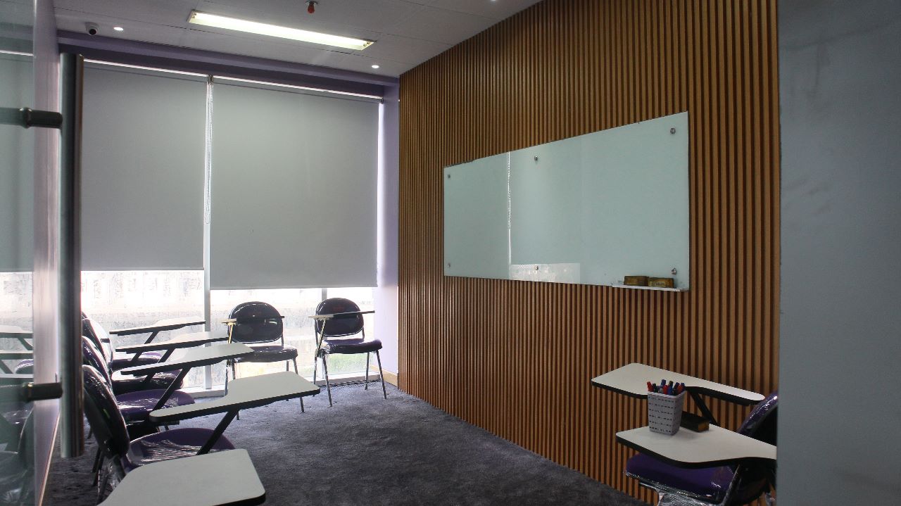 Ruang kelas BEST dengan whiteboard kaca dan interior modern